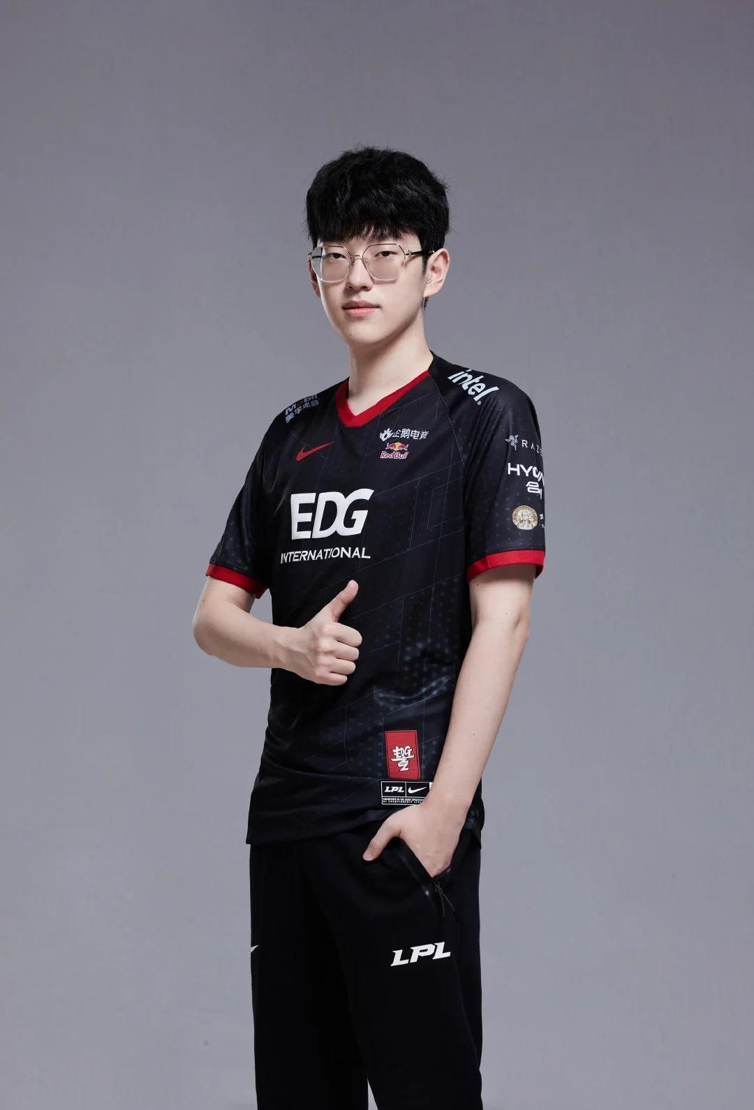 Scout巅峰对决，Faker与40激战IG分钟，挺进下一轮胜负难料！